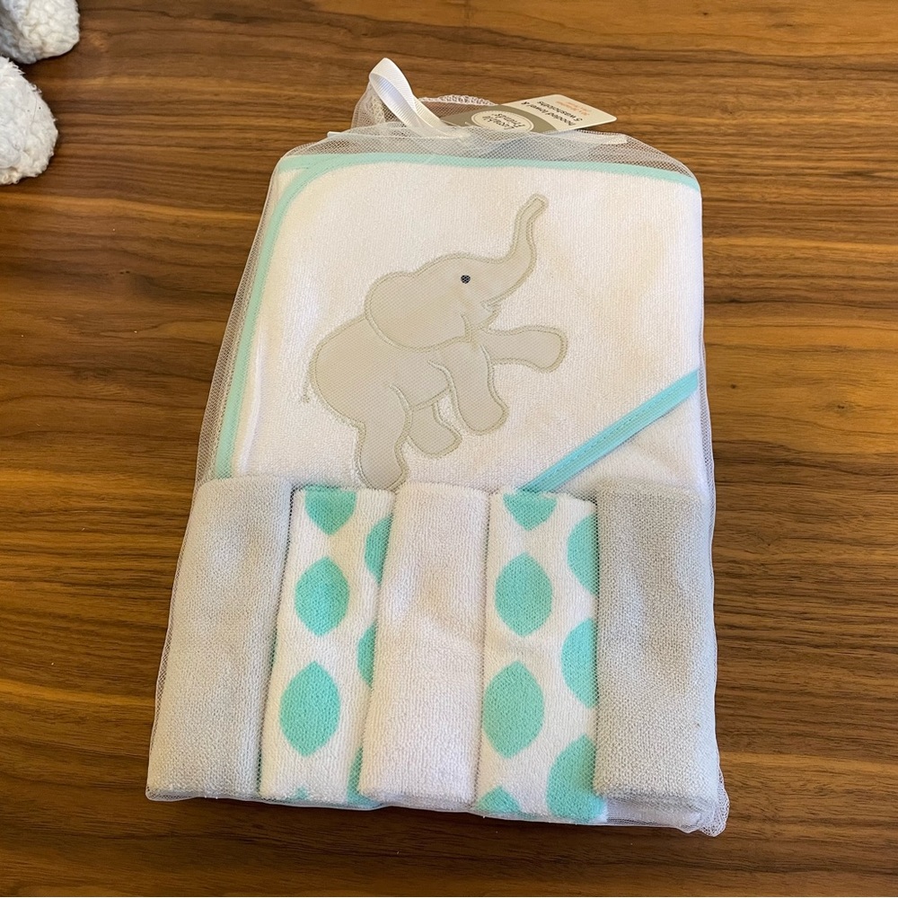 NWT Baby hooded towel and wash cloths